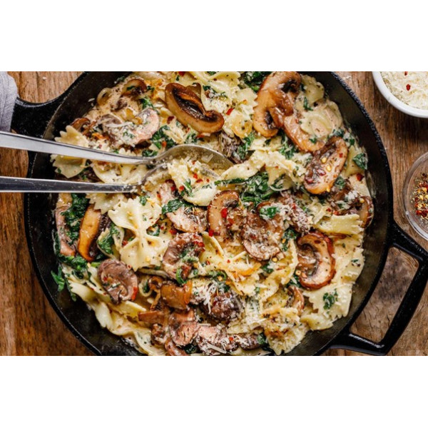 Cesnakovo-parmezánové cestoviny so špenátom a šampiňónmi