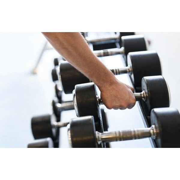 Činky na cvičenie a hrazdy na stenu: 10 tipov pre začiatočníkov aj na doma, na rýchle a udržateľné výsledky